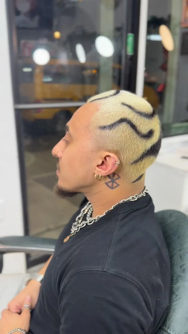 Platinum blonde cut with black wave design